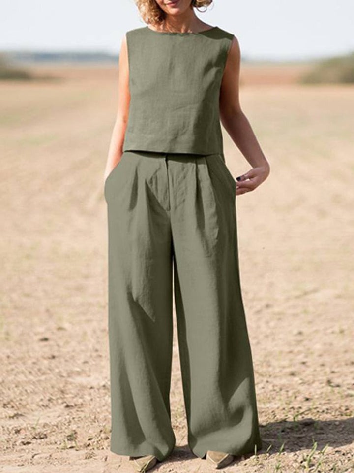 Model draagt een elegant 2-delig damespak, GoodSet I. Veelzijdige set voor een stijlvolle look.