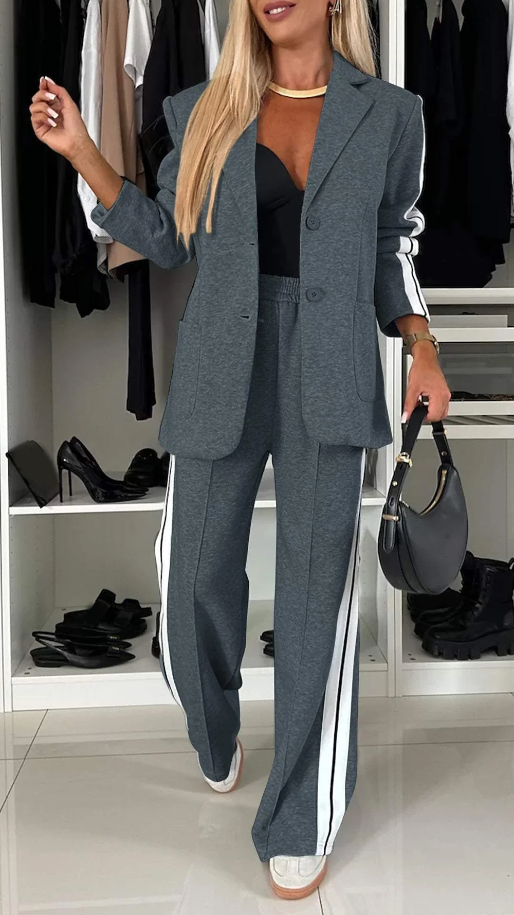 Veelzijdig damespak met blazer en broek; perfect voor zowel casual als zakelijke gelegenheden.
