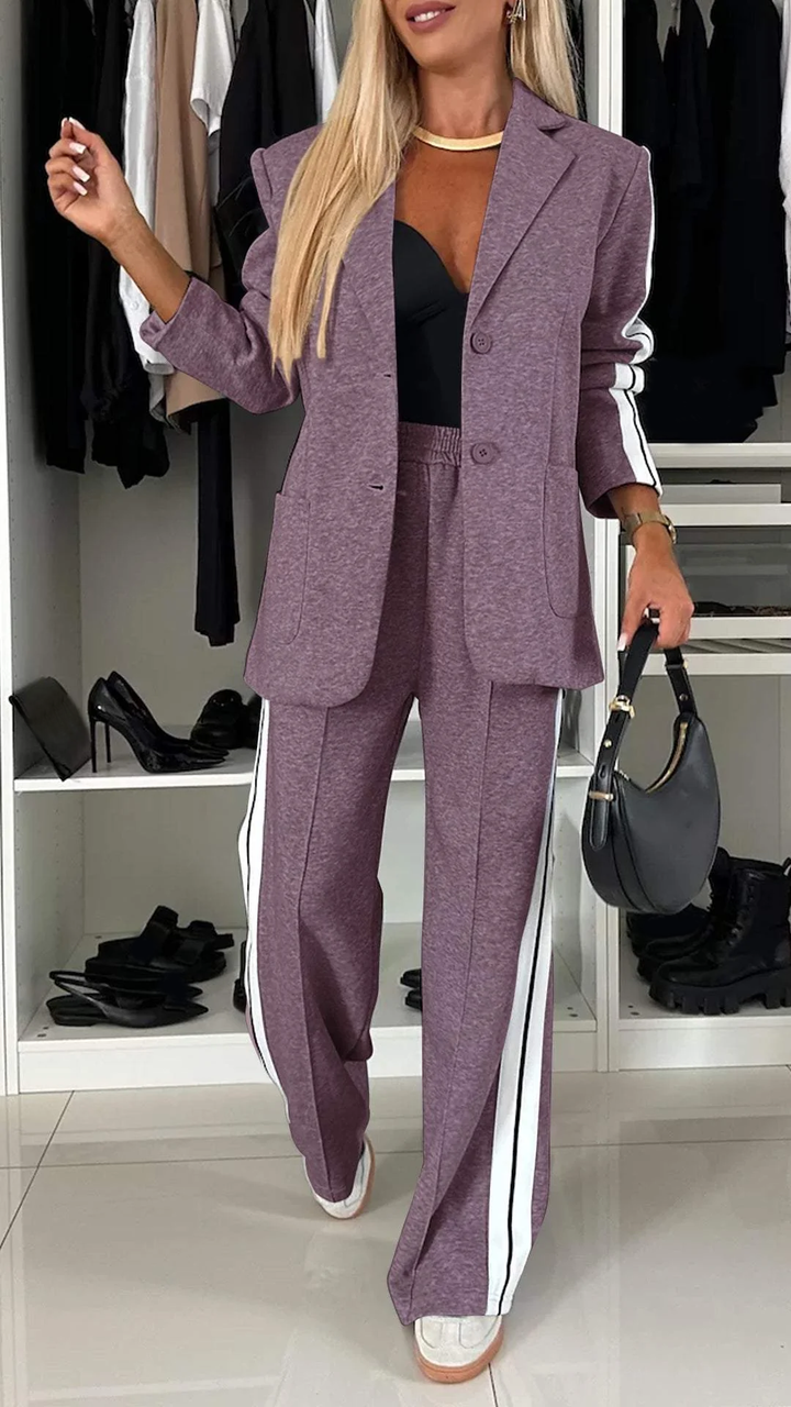 Modieuze dameskleding: 2-delig pak met een chique blazer en bijpassende broek, zeer veelzijdig.