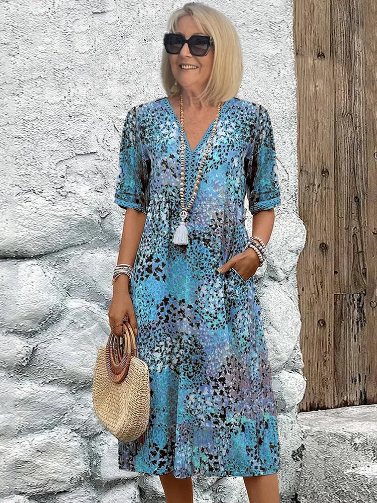 Casual V-hals A-lijn midi jurk voor dames met bloemenprint. Comfortabele zomerjurk met zwierige pasvorm.