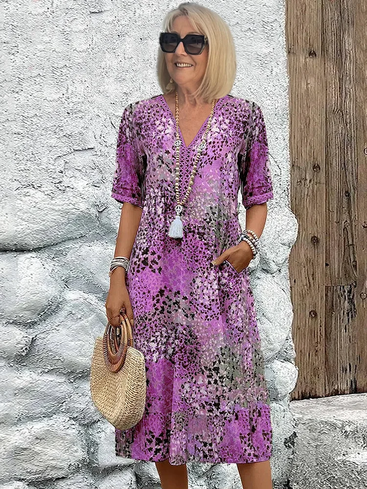 Veelzijdige dames V-hals midi jurk met A-lijn model en levendige bloemenprint. Ideale casual of feestjurk.