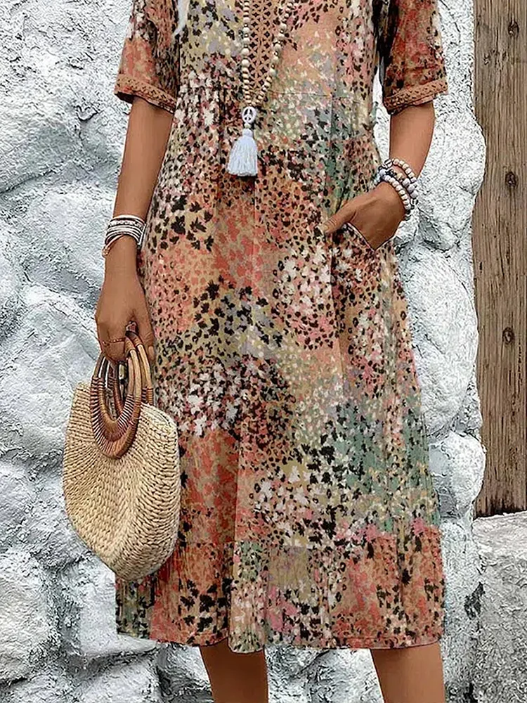 Moderne dames midi jurk met bloemenprint, zwierige A-lijn en elegante V-hals. Comfortabele zomerjurk.