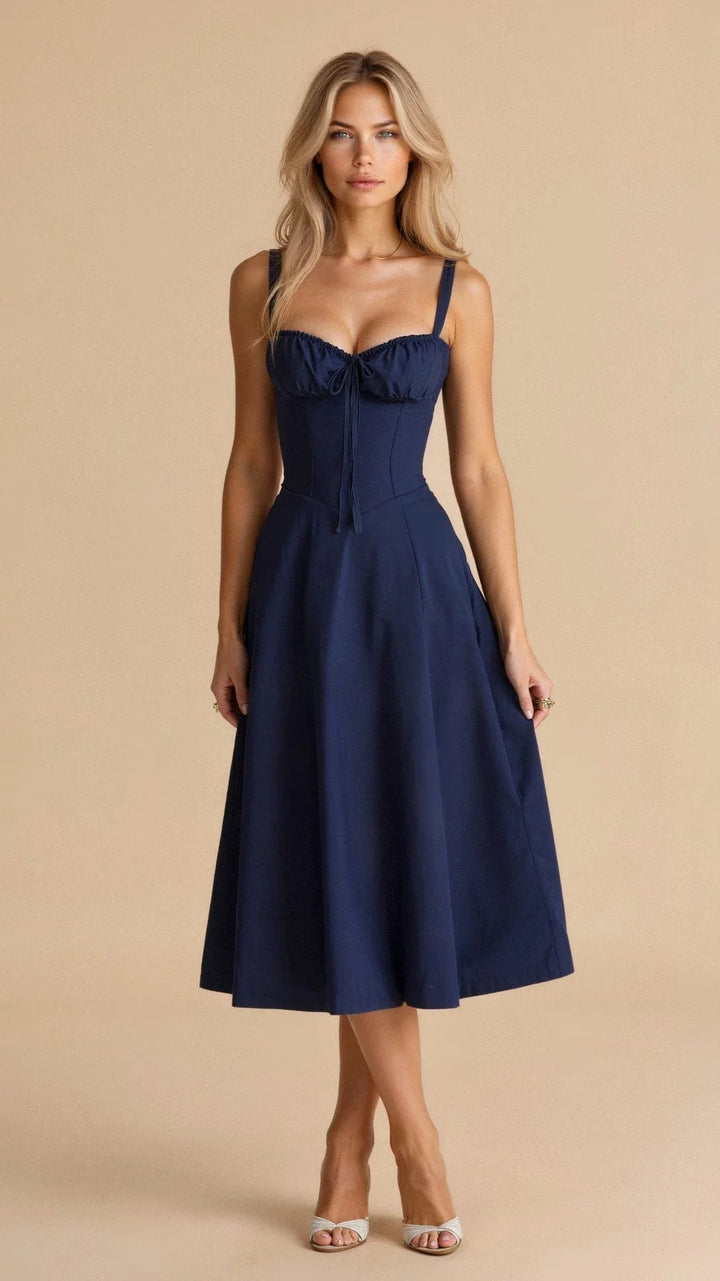 Zomerse A-lijn dames midijurk met delicate bloemen en fijne spaghettibandjes, voor een vrouwelijke look.
