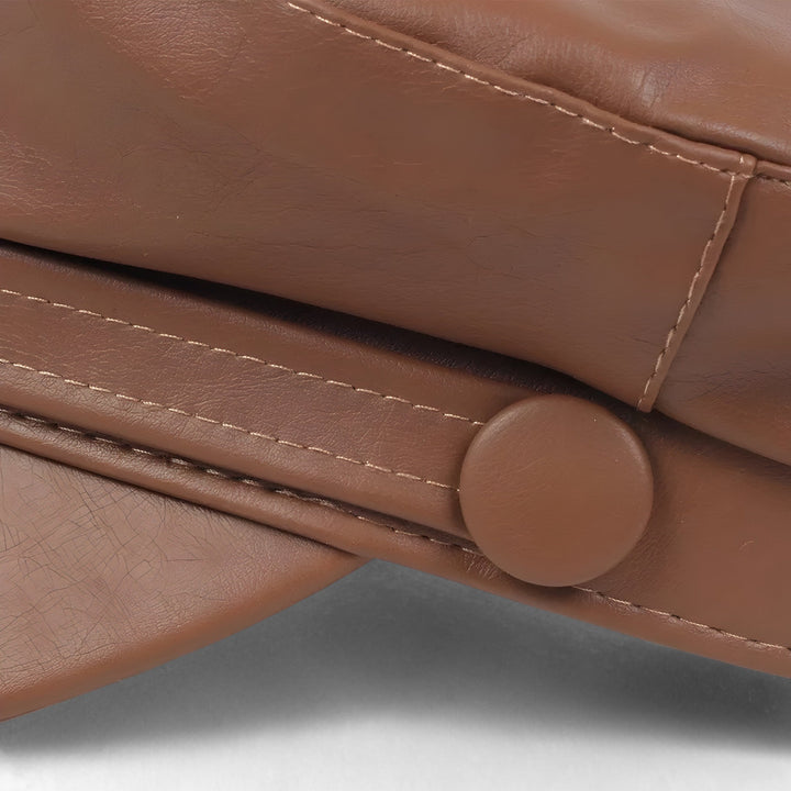 Achthoekige dames schippermuts van glanzend PU-leer. Een modieuze pet voor een complete look.