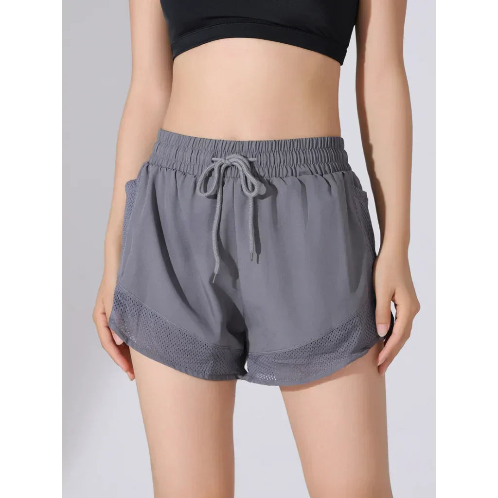 Stijlvolle high-waist dames fitnessshorts Mira. Moderne sportkleding die comfort en functionaliteit combineert.