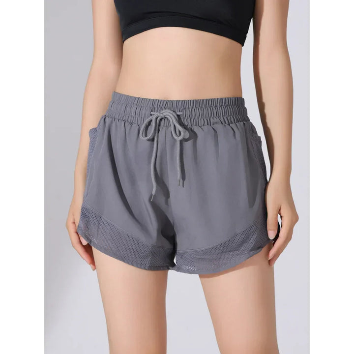 Stijlvolle high-waist dames fitnessshorts Mira. Moderne sportkleding die comfort en functionaliteit combineert.