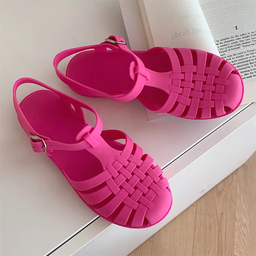 Modieuze damesschoenen: Alina plateau sandalen, hoge zool en verstelbare bandjes.