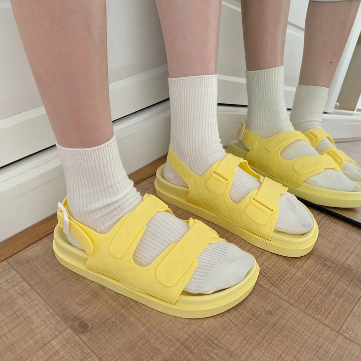 Trendy Koreaanse stijl dames sandalen met plateauzool, ideaal voor strandmode.