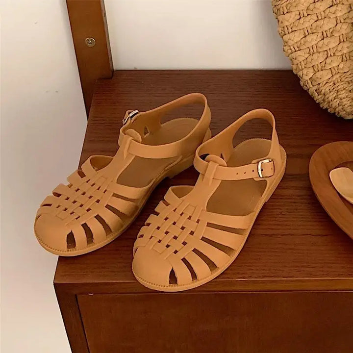 Dames zomer sandalen met comfortabele plateauzool en verstelbare bandjes.