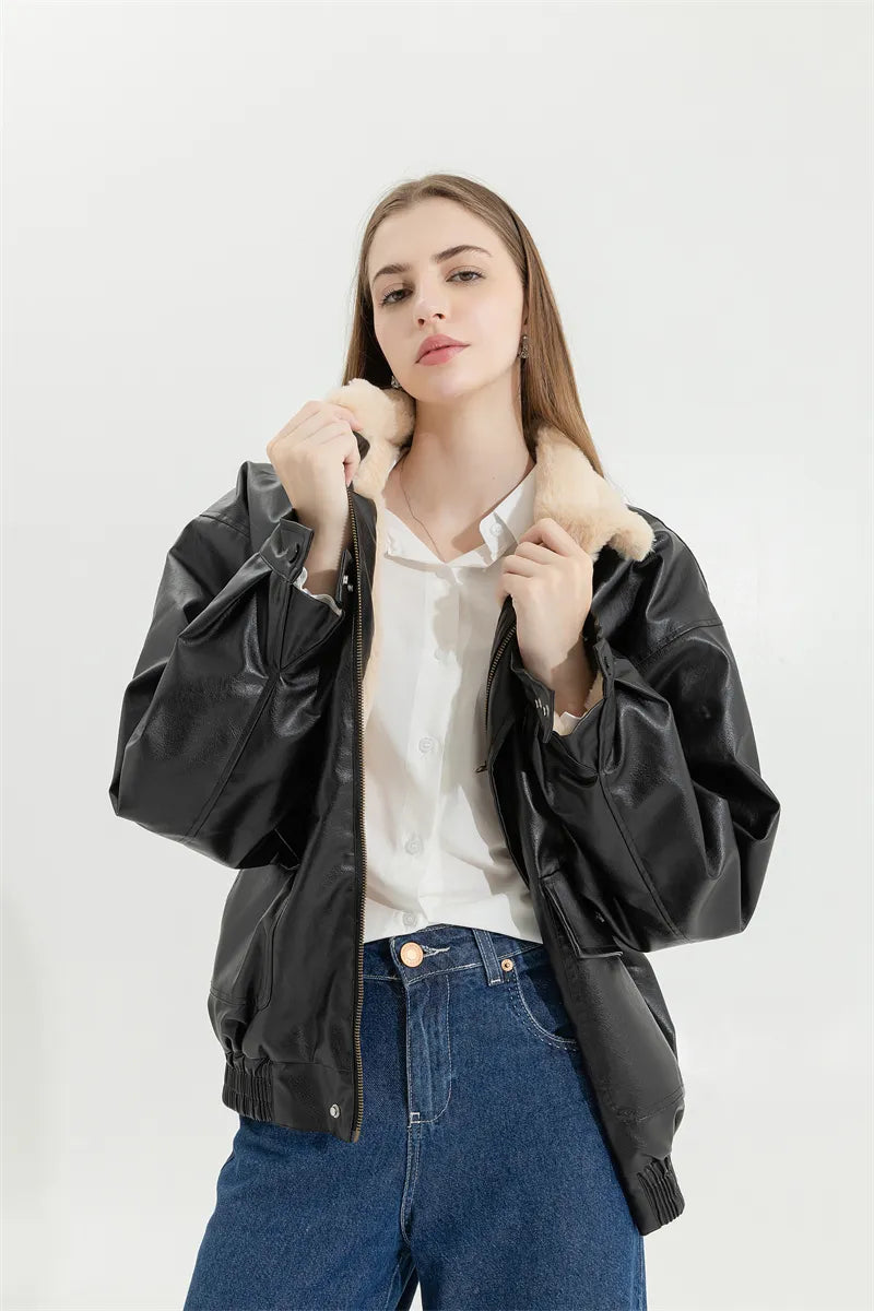 Vintage stijl dames winterjas van leer met lamswol voering, comfortabel en trendy voor casual look.