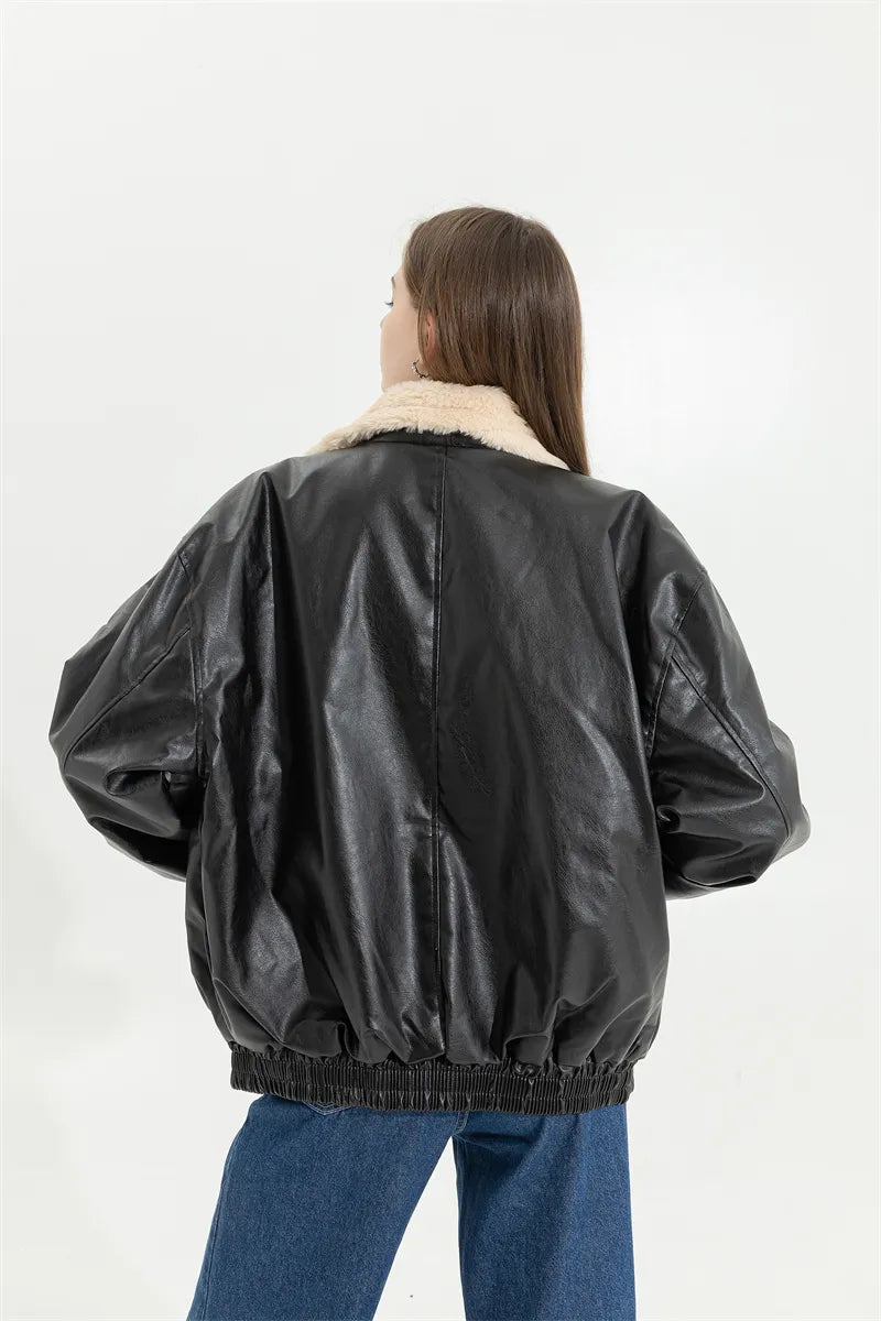 Bruine damesjas leer, winterse look met lamswol voering, vintage stijl, perfecte warme bovenkleding.