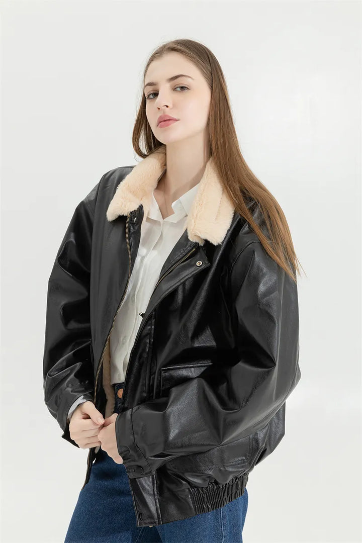 Comfortabele en warme dames winterjas met vintage leren look en isolerende lamswol voering.