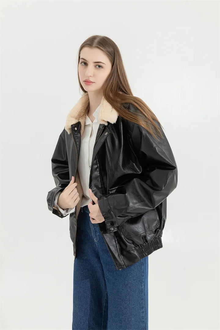 Dames leren winterjas in vintage stijl, lamswol gevoerd, ideaal voor een casual, warme outfit.