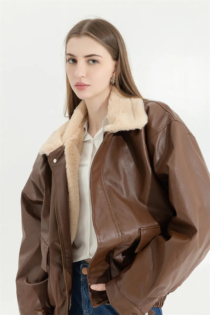 Bruine Amanda winterjas, leerlook met lamswol voering, vintage design voor een stijlvolle dames look.