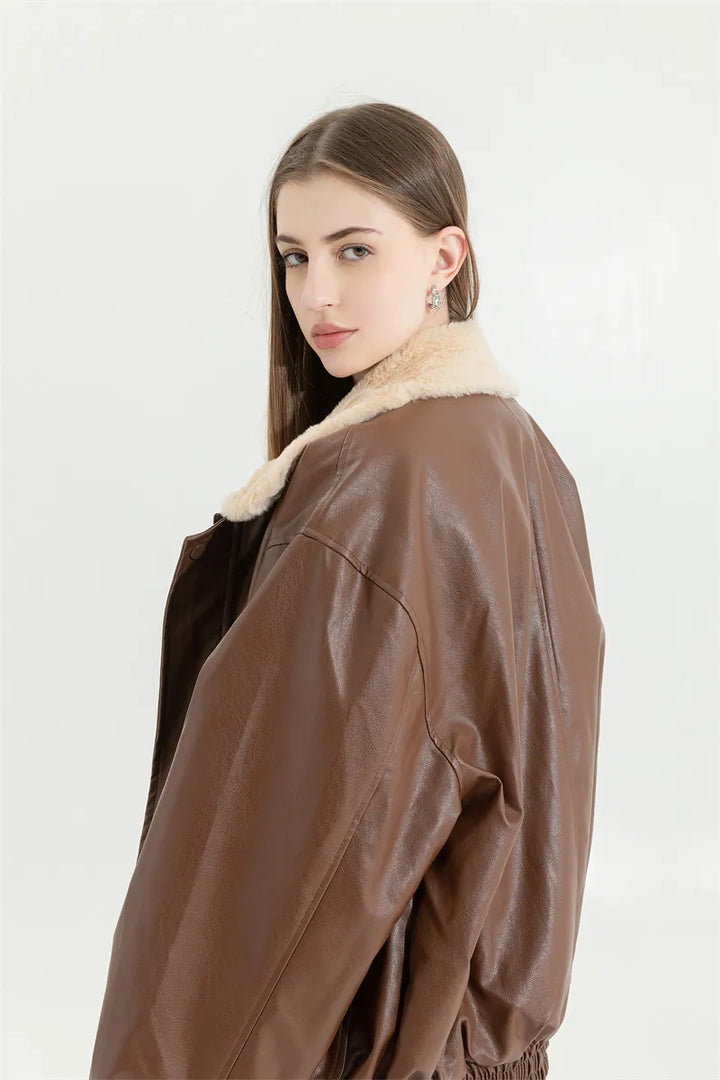 Warme dames winterjas, vintage leren stijl, zachte lamswol voering, perfect voor winterse dagen.