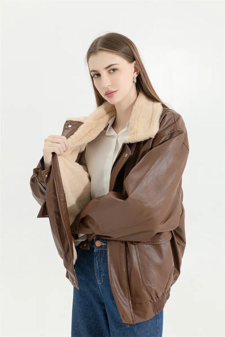 Vintage geïnspireerde dames leren winterjas met warme lamswol voering, verkrijgbaar in zwart/bruin.