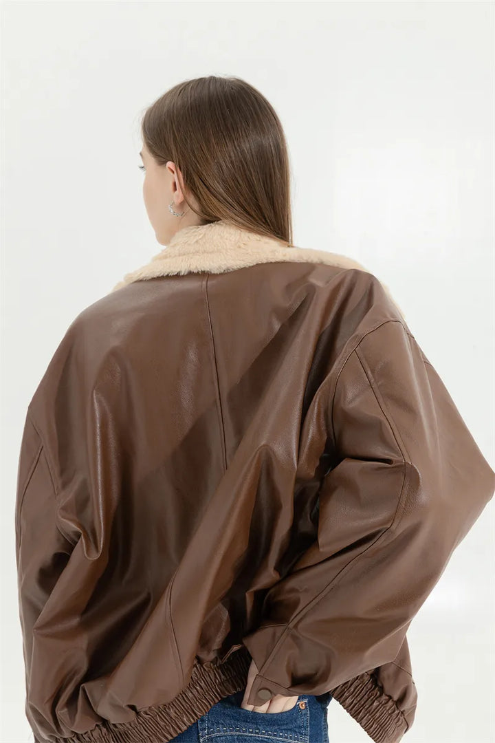 Dames leren winterjas met lamswol voering, vintage design, comfortabel en warm, voor dagelijks gebruik.