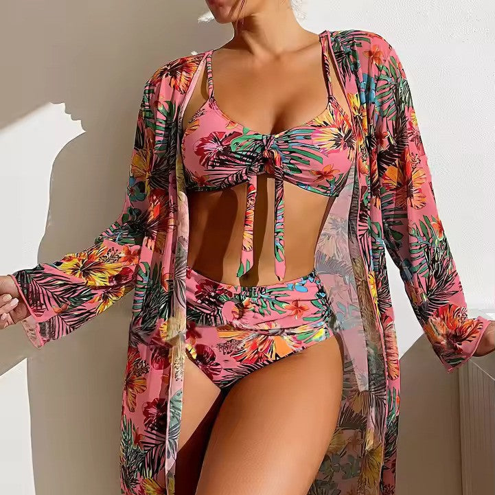 Dames badkleding: trendy bikiniset met hoge taille en cover-up. Comfortabele zwemkleding voor zomer en vakantie.