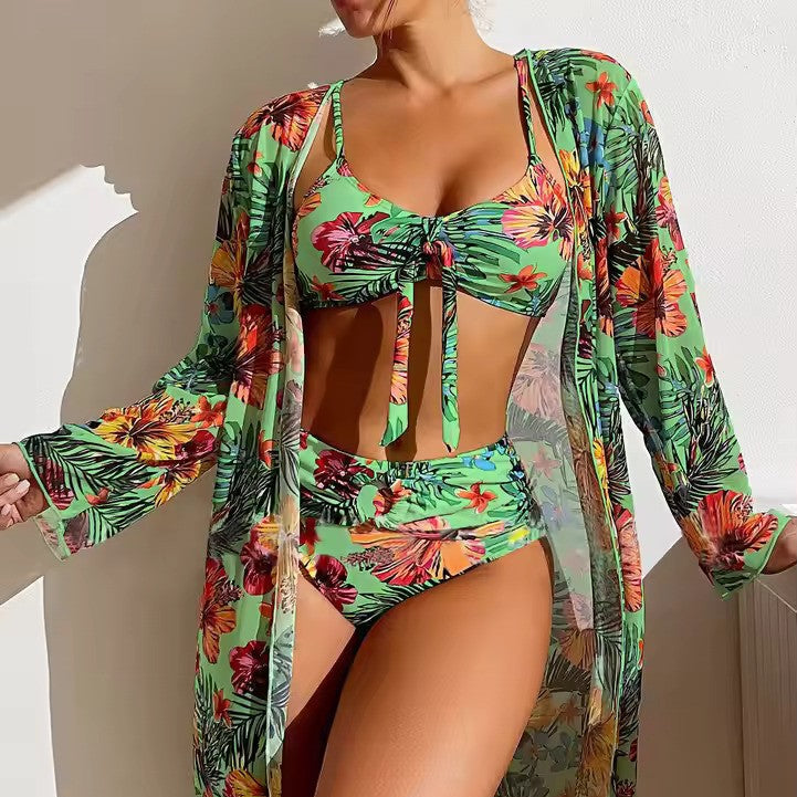 Stijlvolle dames bikiniset hoge taille met losse cover-up, perfecte strandkleding voor vakantie.