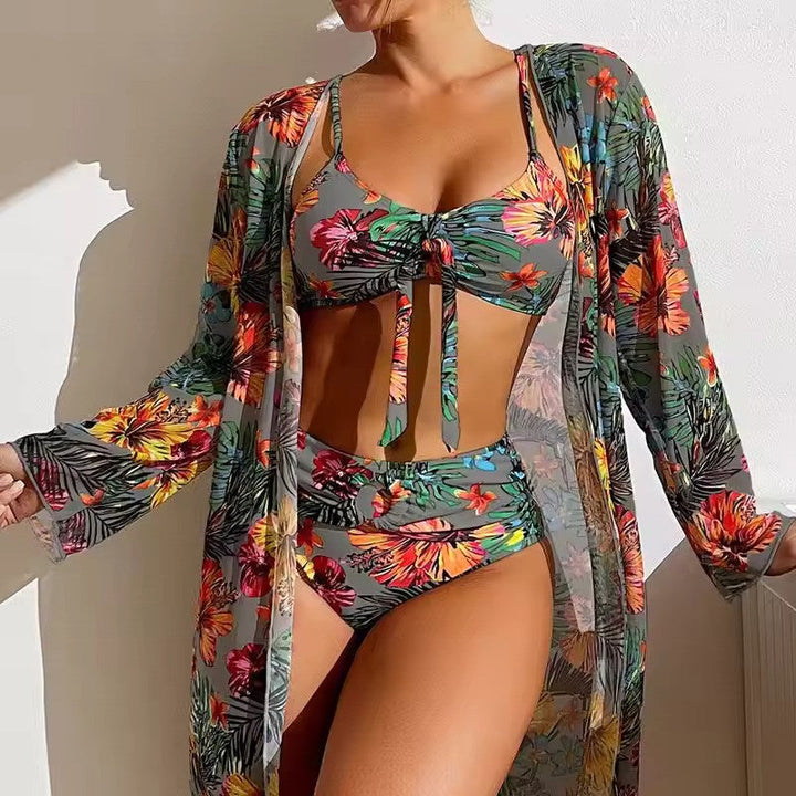 Ideale dames bikiniset voor vakantie: hoge taille broekje en trendy cover-up. Zomerse strandoutfit.