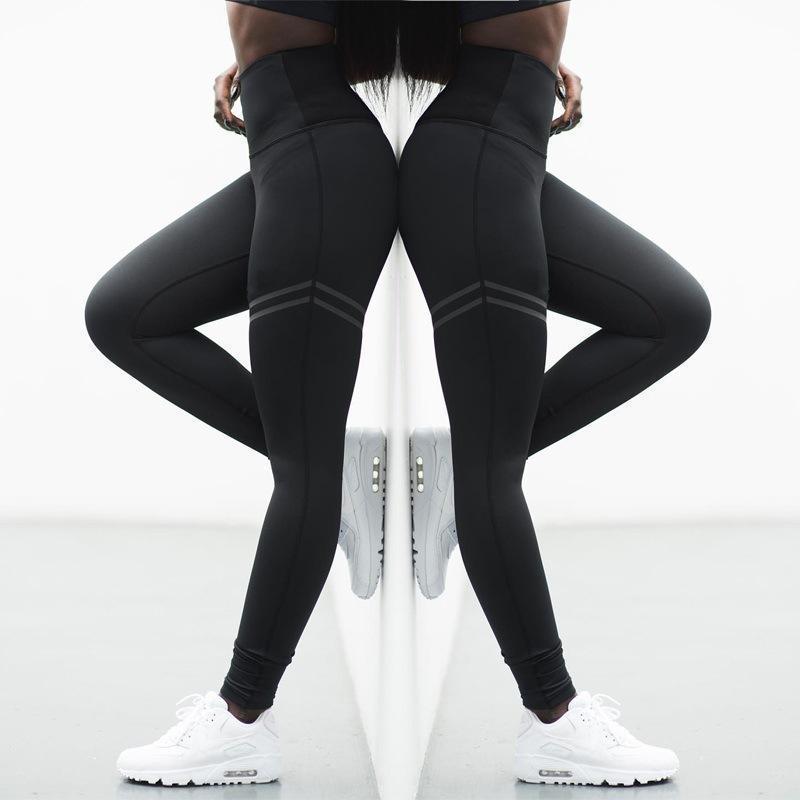 Vrouw sport in SculptFit anti-cellulitis compressielegging, ervaart comfort en shaping tijdens training.