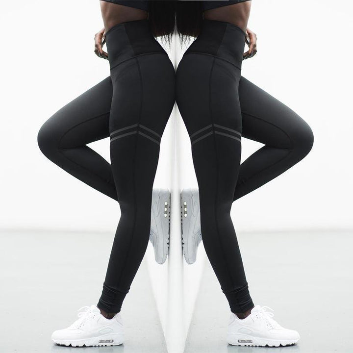 Vrouw sport in SculptFit anti-cellulitis compressielegging, ervaart comfort en shaping tijdens training.