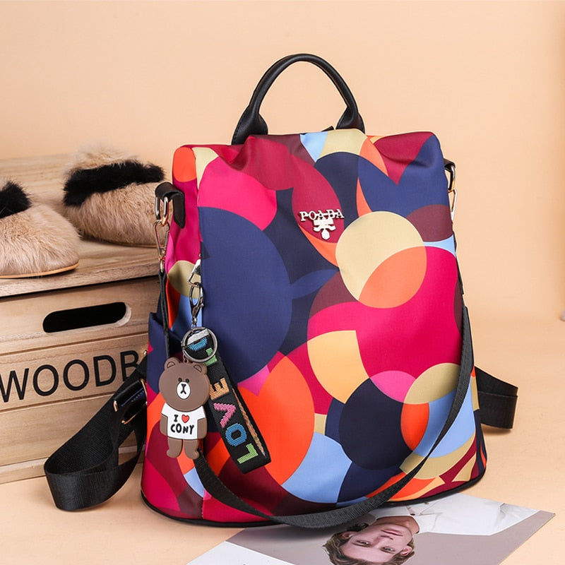 Detail van waterdichte nylon stof en PU-leer van de SafeHold dames rugzak, duurzaam en chic.