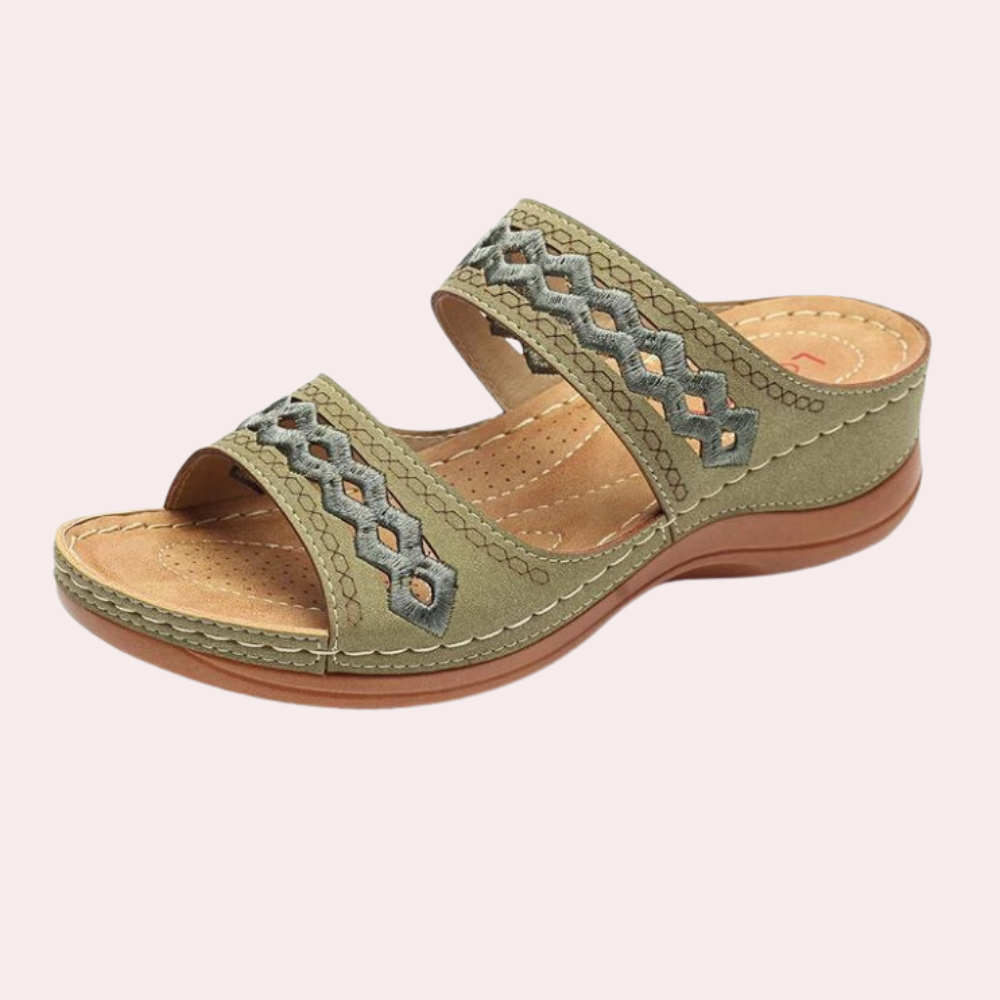 Dames antislipsandalen 'Valeria' met ergonomische steunboog, bieden comfort en ondersteuning voor dagelijks gebruik.