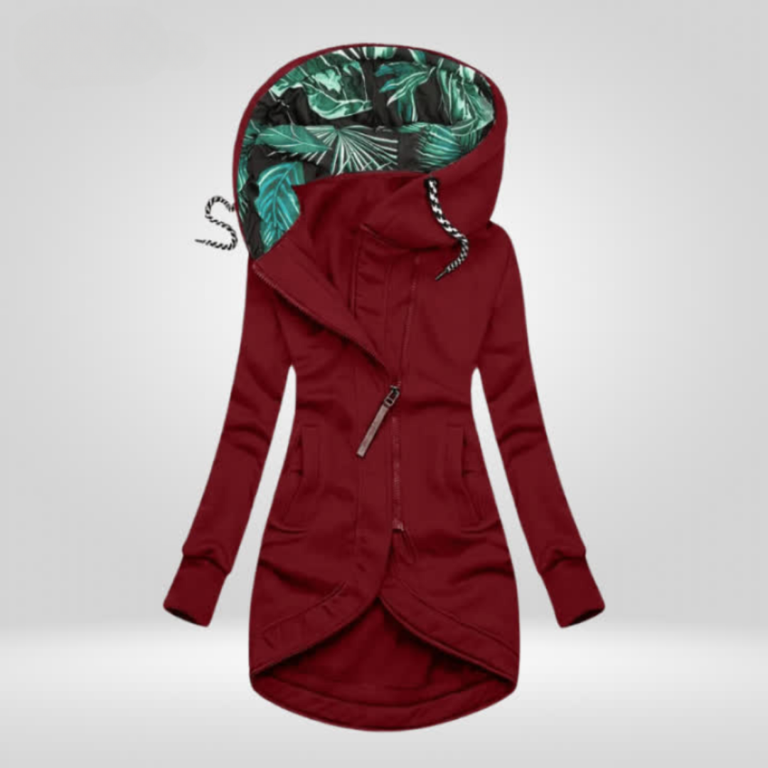 Trendy dameskleding: asymmetrische jas met capuchon, geschikt als winterjas of tussenseizoen jas.