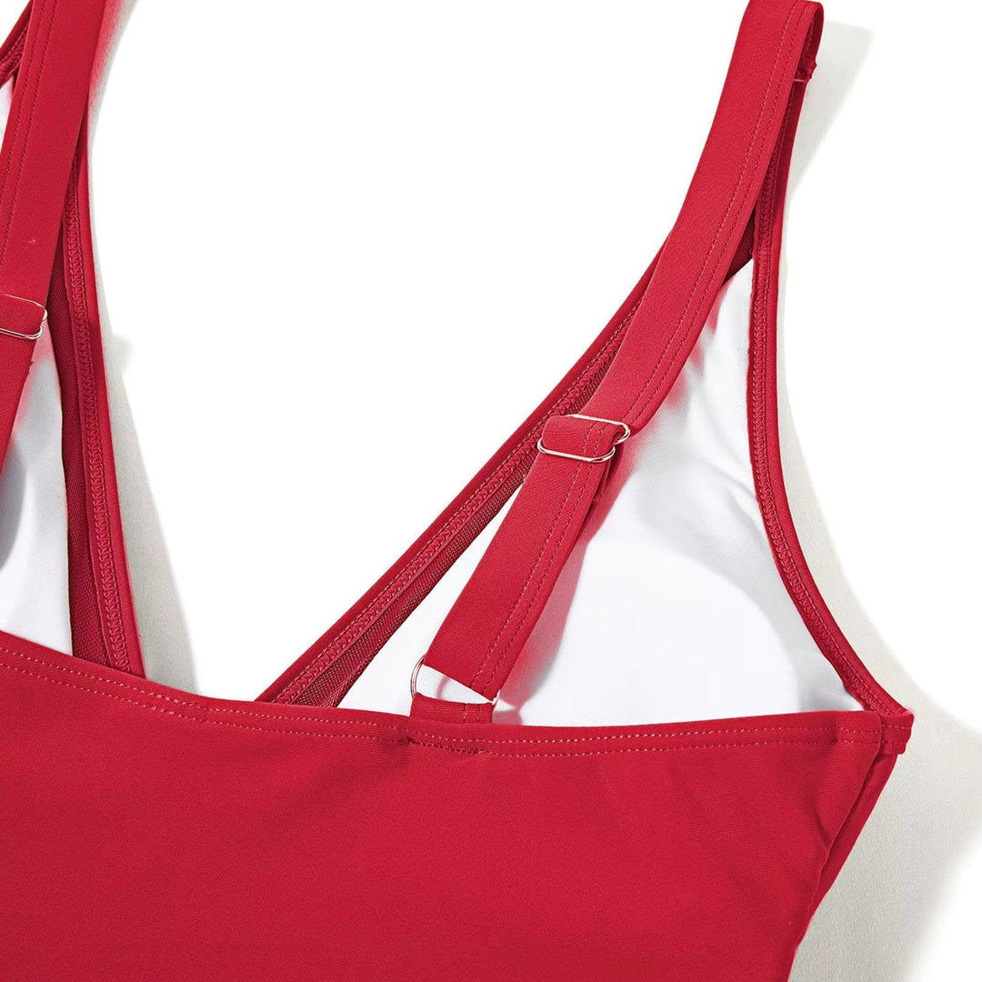 Model toont flatterend zwart Leona dames badpak. Verstelbare bandjes voor een perfecte strandlook.