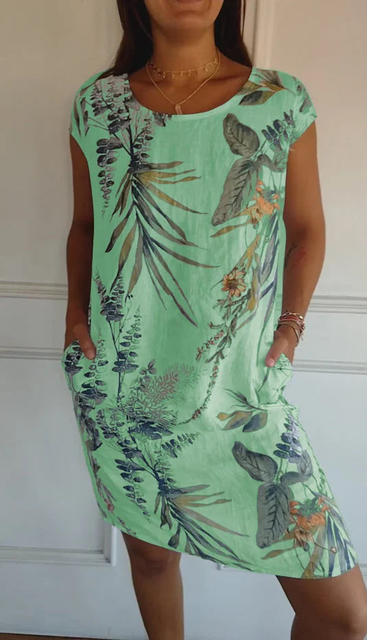 Model draagt een comfortabele bedrukte damesjurk Eveline met ronde hals, perfect voor de zomer.