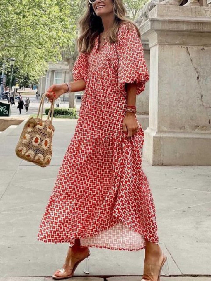 Dames bedrukte maxi jurk Aurelia met vloeiende pasvorm, perfect voor zomer en strand.
