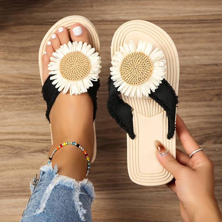 Dames beige boho instap sandalen met bloemdetail, comfortabel en stijlvol voor de zomer.