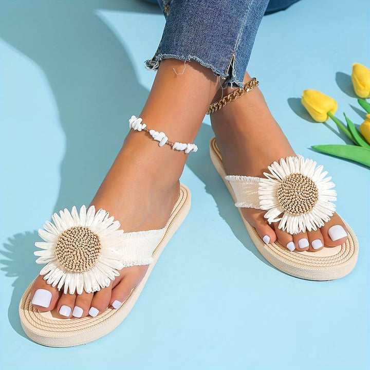 Zwarte dames sandalen met bloemdetail, comfortabele boho instappers voor zomerse strand- en vakantiedagen.