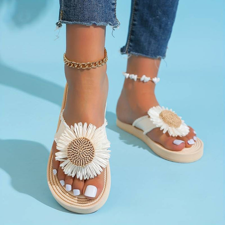 Casual beige dames slippers met bloem, boho stijl instappers, ideaal voor zomerse dagen en comfort.