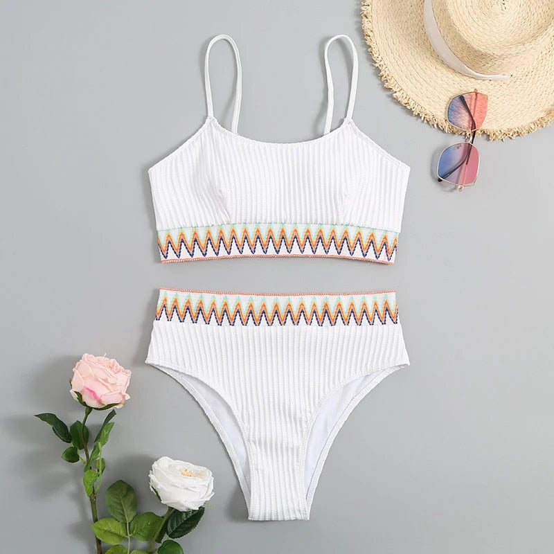 Dames zwemkleding Malia: hoge taille bikini broekje en top met verstelbare bandjes. Comfortabel voor zomerse dagen.
