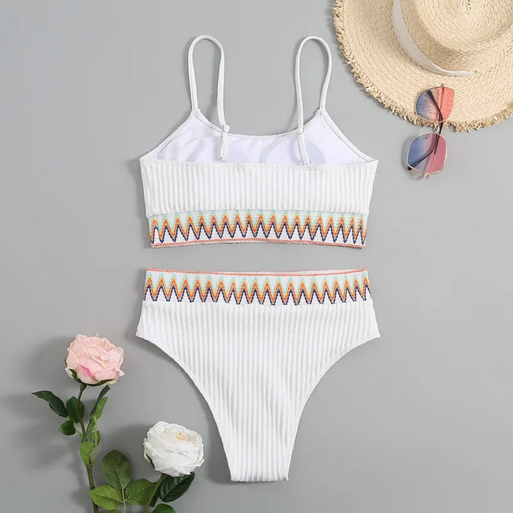 Moderne Malia dames bikini met hoge taille en verstelbare bandjes, perfect voor een dagje strand of bij het zwembad.