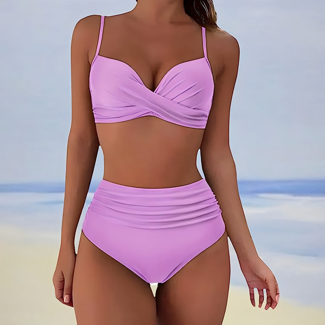 Zomerse dames bikini: hoge taille broekje en push-up top voor een flatterende look.