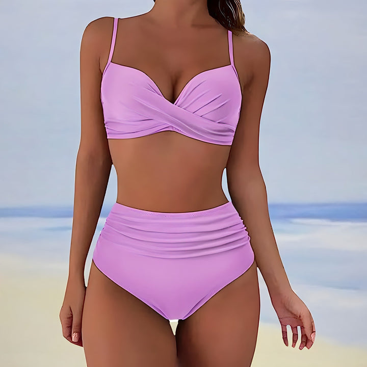 Zomerse dames bikini: hoge taille broekje en push-up top voor een flatterende look.