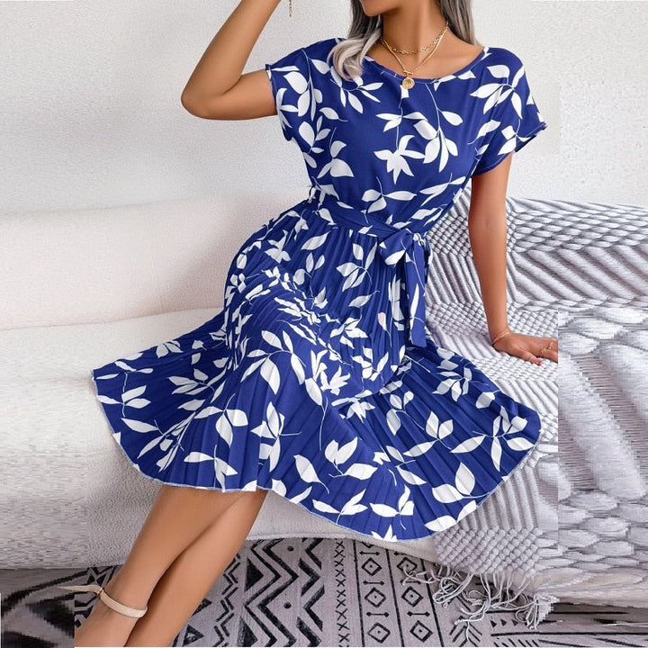 Casual bedrukte blauwe midi-jurk voor dames, getailleerd met riem. Perfecte elegante zomerjurk.