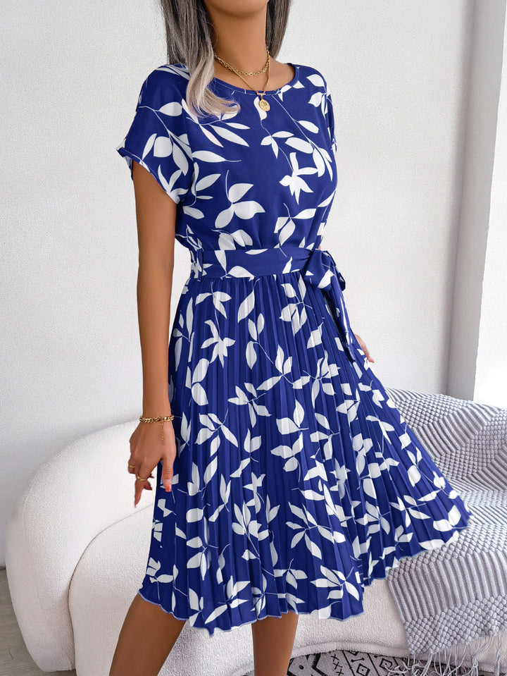 Naomi blauwe bedrukte midi-jurk dames, met elegante riem voor getailleerde pasvorm. Casual zomerkleding.