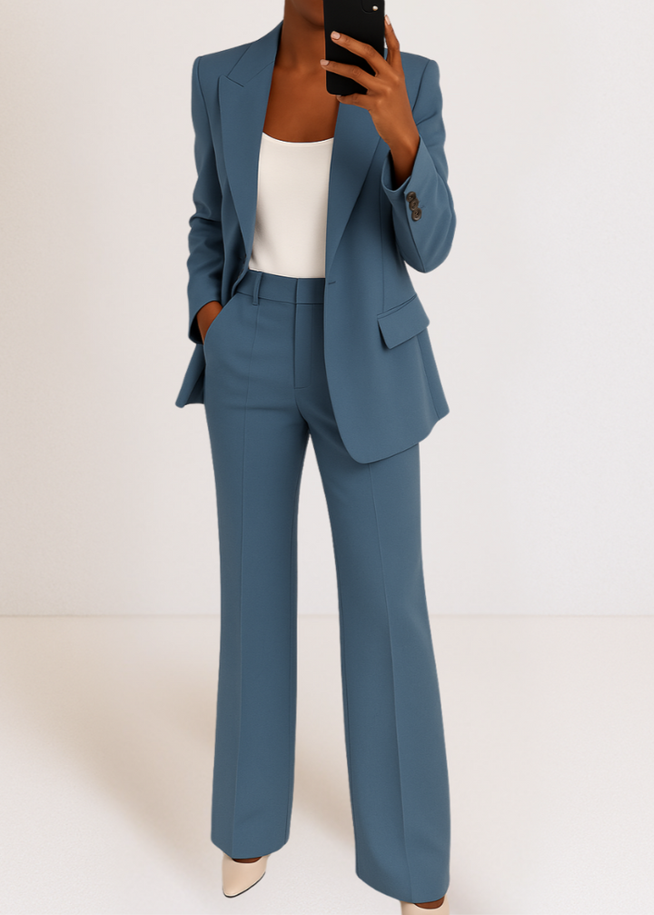 Detailopname van de blauwe getailleerde blazer en broek met hoge taille voor dames