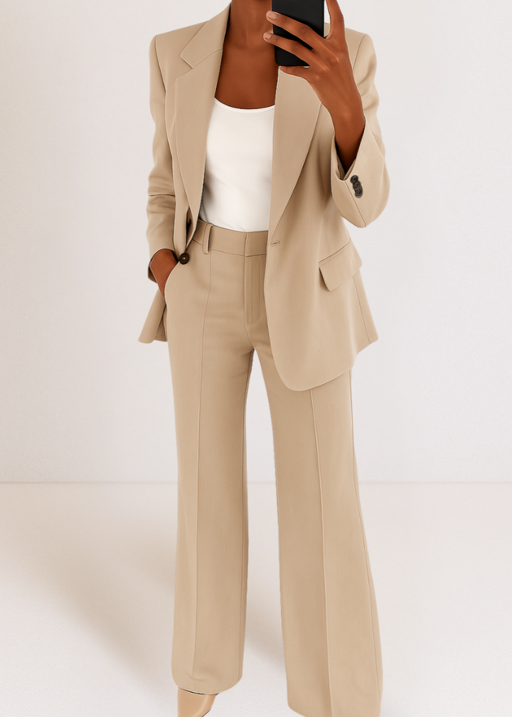 Getailleerde dames blazer in chique kantoorkleding stijl voor een formele outfit