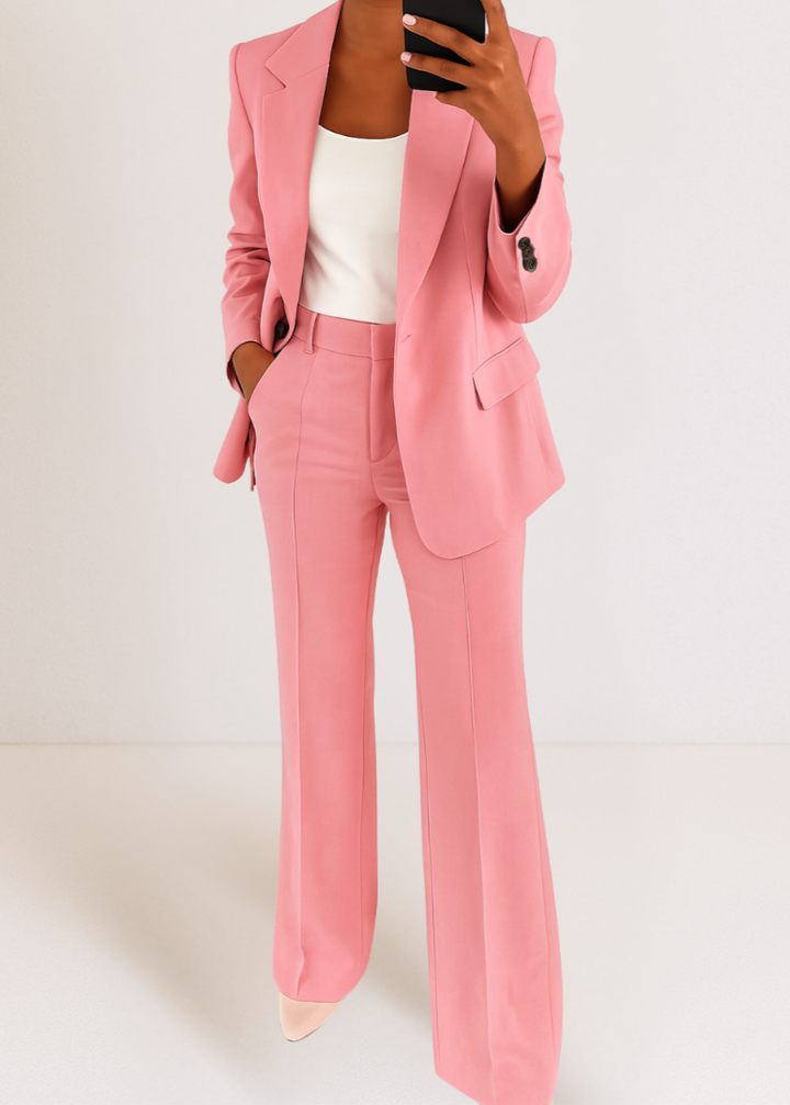 Moderne co-ord set voor dames bestaande uit een blazer en broek in trendy design