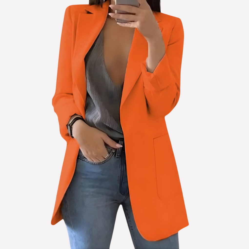 Comfortabele damesblazer met voorzak, ideaal voor kantooroutfits of casual chic lente mode.