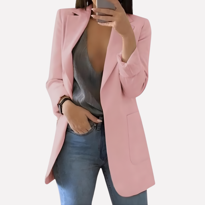 Veelzijdige damesblazer met voorzakken; perfecte modekeuze voor zowel zakelijk als dagelijks gebruik.