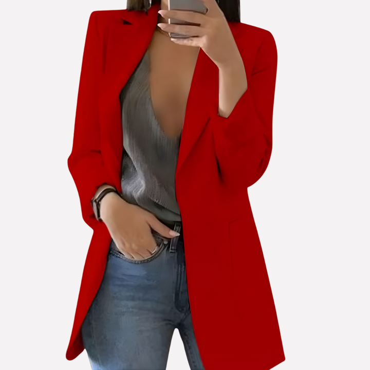 Elegante damesblazer met voorzakken, geschikt voor herfst- en lentemode, creëert een stijlvolle look.