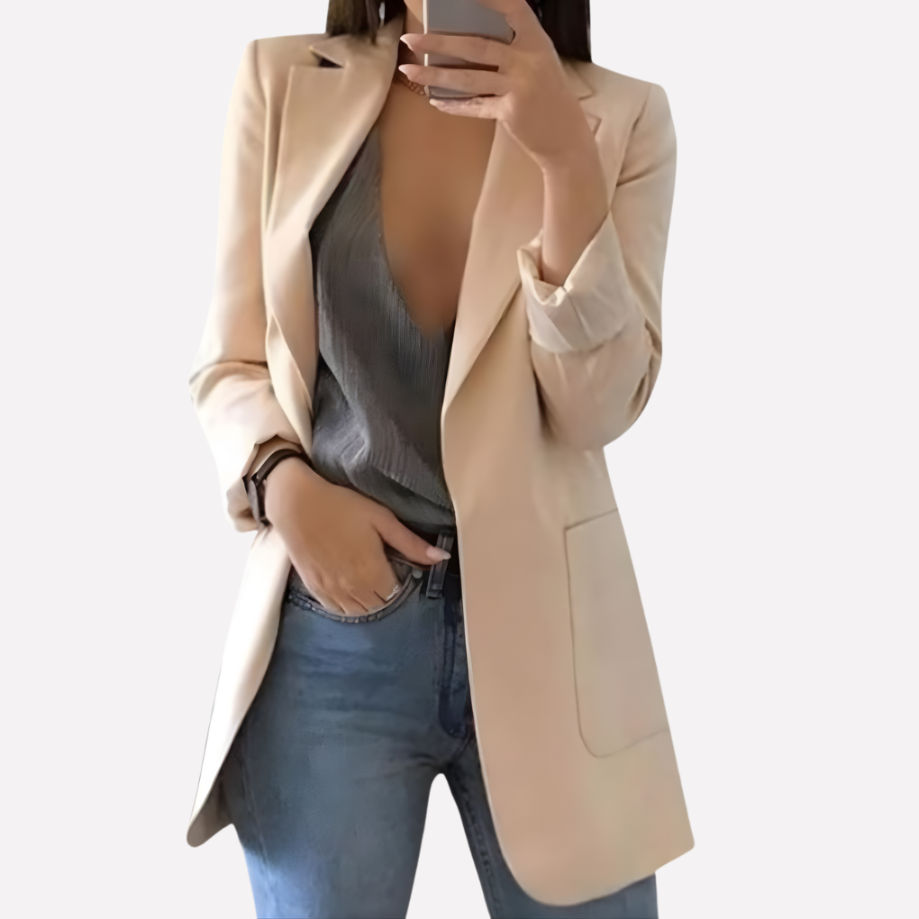 Casual chic damesblazer met voorzakken, veelzijdig te combineren voor een moeiteloos stijlvolle look.