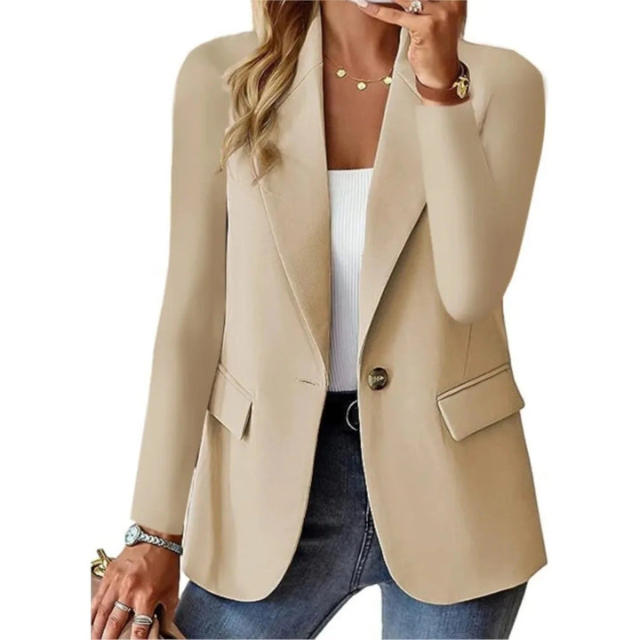 Detail van de blazer: Mooie gespzak op een comfortabele dames blazer met lange mouwen voor extra stijl.