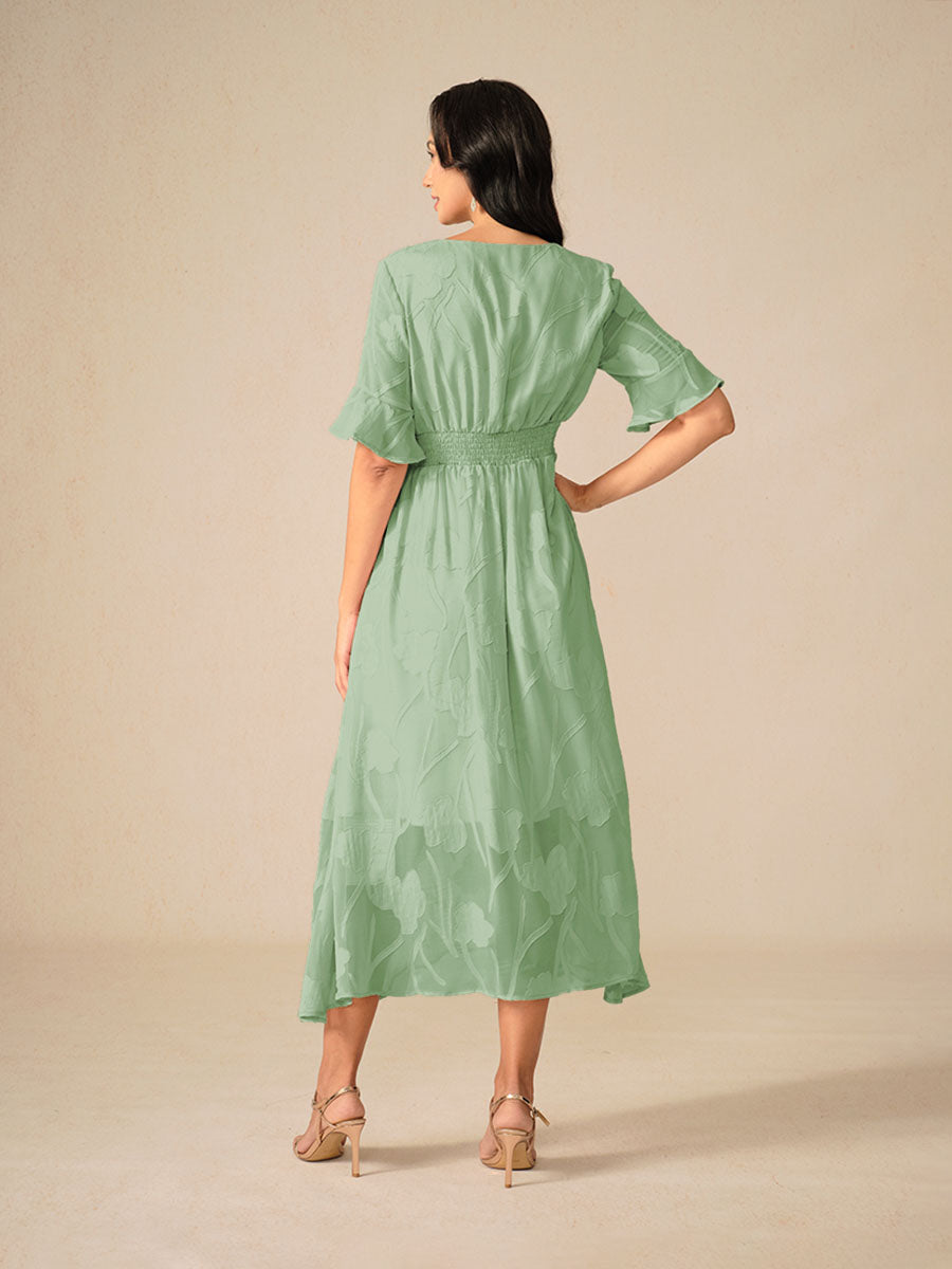 Trendy dames jurk: bloemen A-lijn midi met fladdermouwen en V-hals, perfect voor een casual chique look.